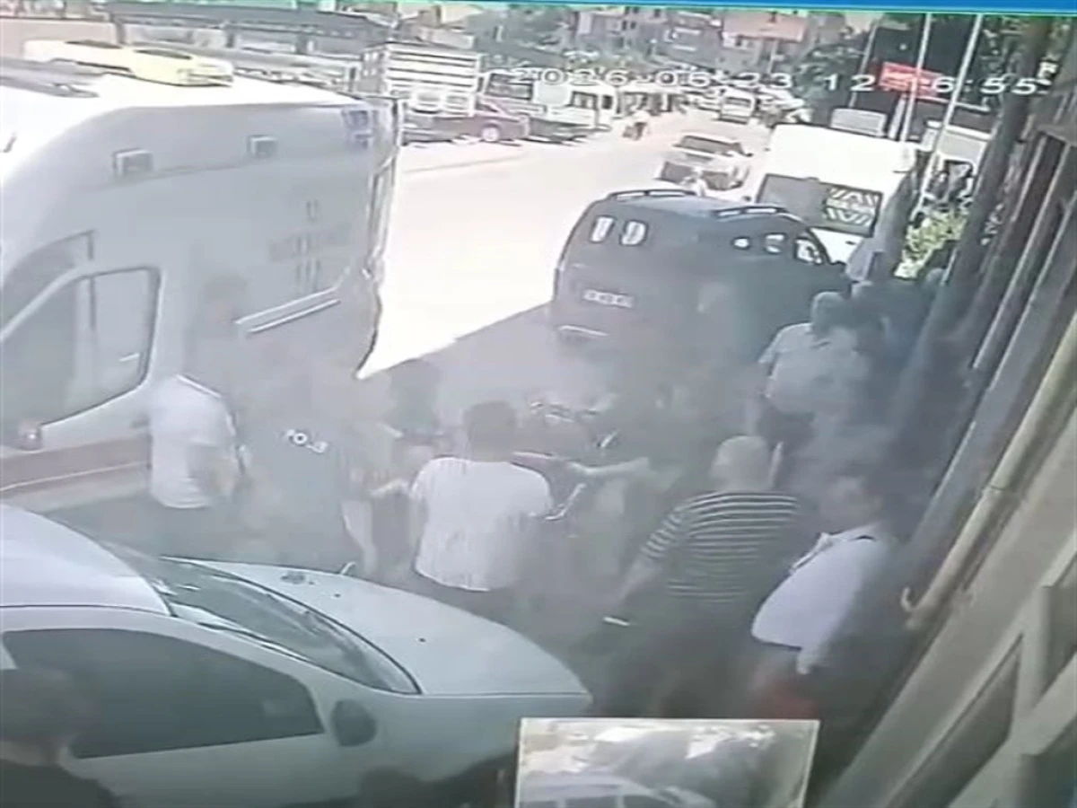 Kaporta ustası tamir etmek istediği otomobilin altında kaldı