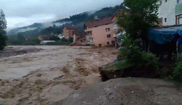 Karab&uuml;k'te sel y&uuml;z&uuml;nden 1 bina yıkıldı, 3 katlı bina yan yattı