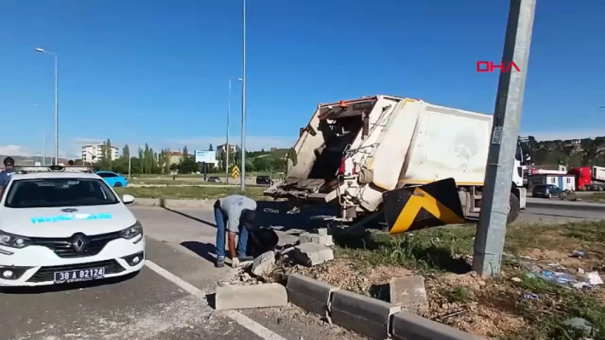 Kayseri'de 2 otomobil &ccedil;arpıştı; 3 &ouml;l&uuml;, 5 yaralı