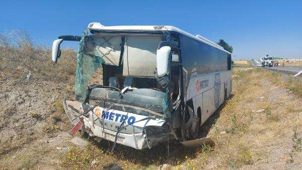 Kayseri&rsquo;de yolcu otob&uuml;s&uuml; şarampole devrildi