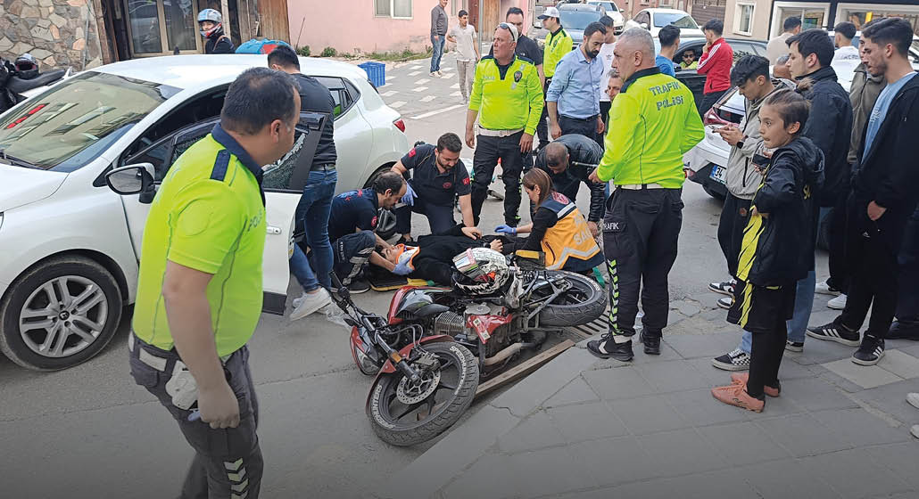 Kazada yaralanan sürücüsü sağlık ekiplerine motosikletinin durumunu sordu