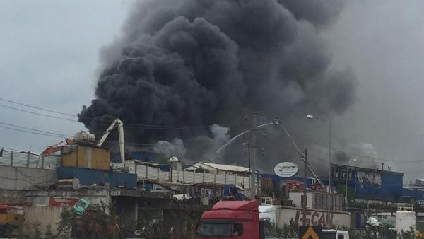 Kocaeli'de ilaç fabrikasında yangın devam ediyor