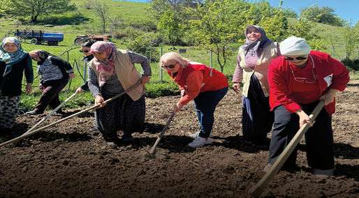  Köylerde kadınların Anneler Günü’nü kutlayıp tarlada çalıştılar