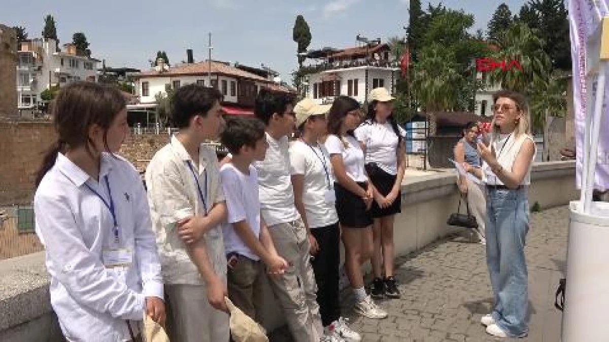 Küçük rehberler, turizm şehri Antalya'yı tanıtıyor