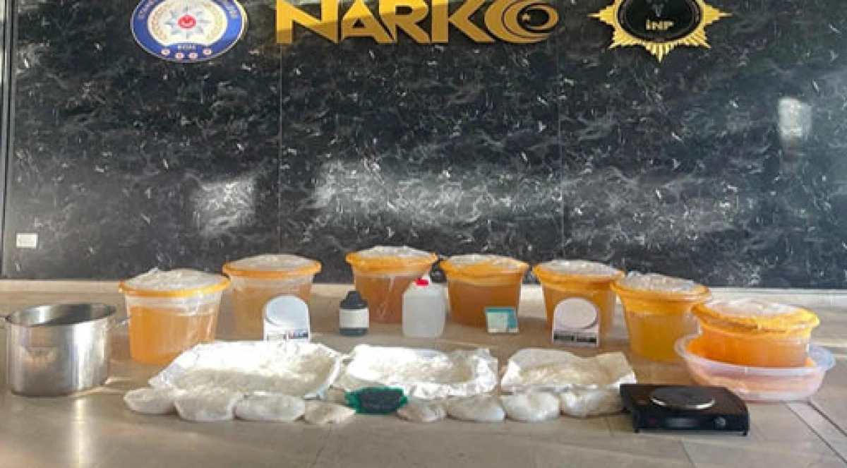 K&uuml;&ccedil;&uuml;k&ccedil;ekmece'de d&uuml;zenlenen operasyonda yaklaşık 90 kilogram uyuşturucu ele ge&ccedil;irildi