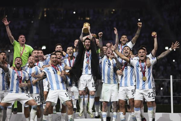 Kupa töreninde Messi’ye giydirilen kıyafet olay oldu