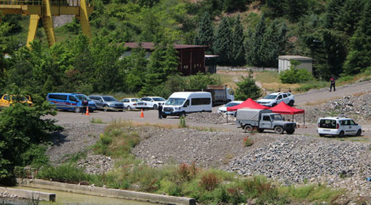 Maden ocağındaki g&ouml;&ccedil;&uuml;kte mahsur kalan iş&ccedil;iyi kurtarma &ccedil;alışmaları 3'&uuml;nc&uuml; g&uuml;n&uuml;nde
