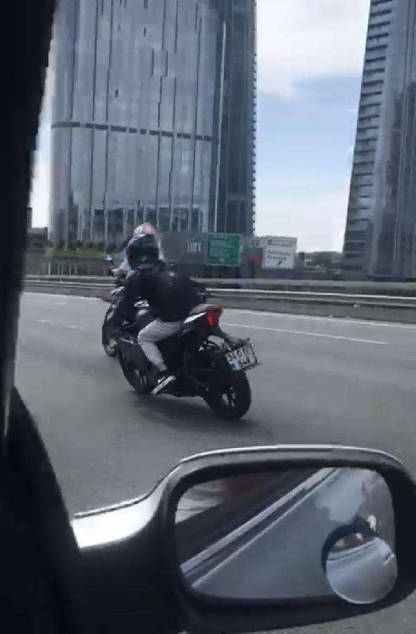 Makas atan motosikletli zincirleme kazaya neden oldu