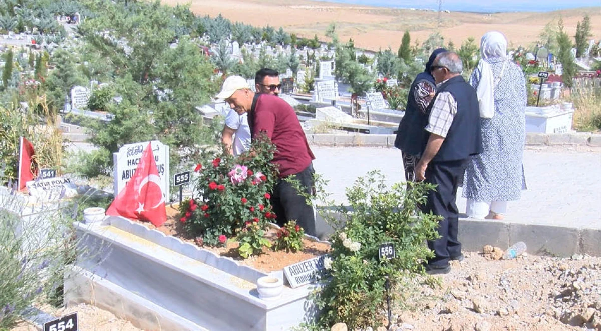 Malatya Deprem Şehitliği'nde buruk bayram