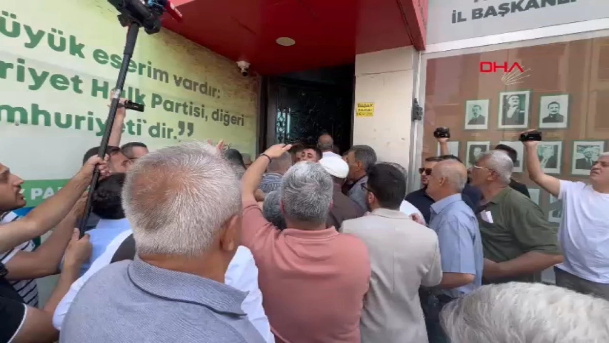 Malatya'da CHP'nin yeni il y&ouml;netimi, kapıyı &ccedil;ilingire a&ccedil;tırarak i&ccedil;eri girdi 