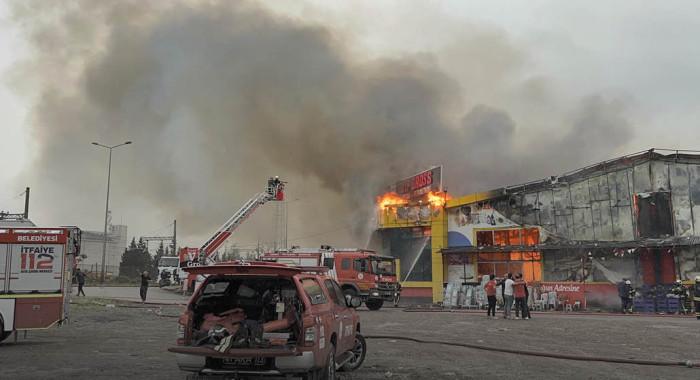 Markette başlayıp, İzmit Belediyesi'ne ait sosyal tesise sıçrayan yangın, kontrol altına alındı