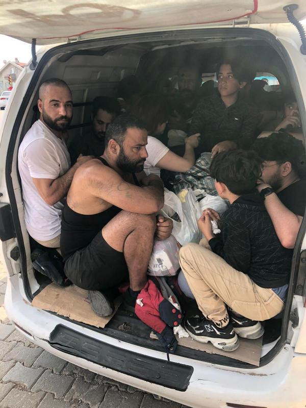 Marmaris'te kamyonette 19 kaçak göçmen yakalandı