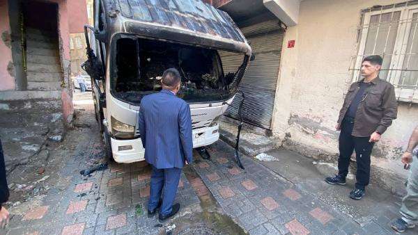 Maskeli 2 kişi, durdurdukları çöp kamyonunu benzin döküp yaktı