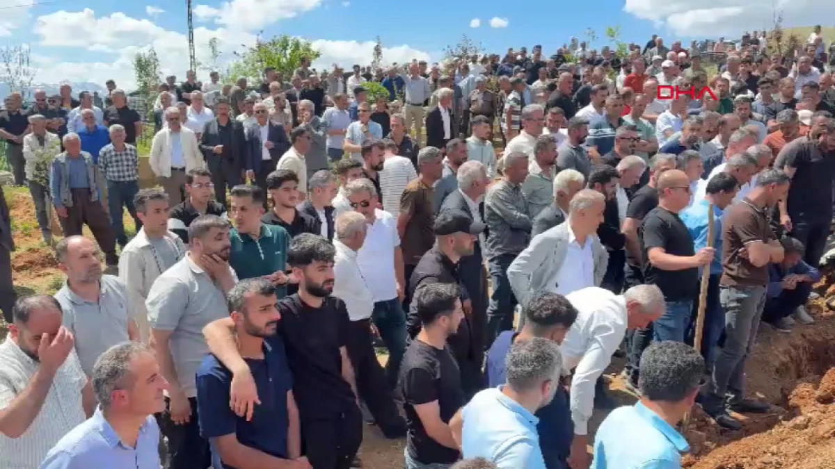 Minib&uuml;s ile kamyon &ccedil;arpıştı: 3 &ouml;l&uuml;, 2 yaralı