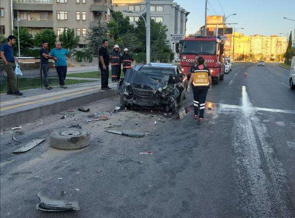 Minib&uuml;se ile &ccedil;arpışan otomobilin s&uuml;r&uuml;c&uuml;s&uuml; hayatını kaybetti