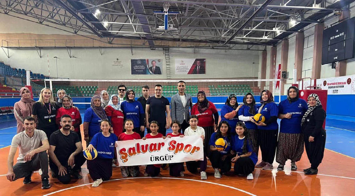 Nevşehir'de adliyenin özel bireyleri ve çiftçi kadınlar voleybol maçına çıktı