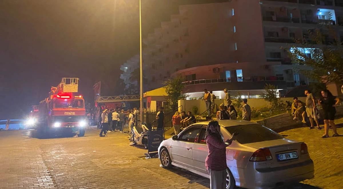 Otelin bodrum katında çıkan yangında yüzlerce turist tahliye edildi