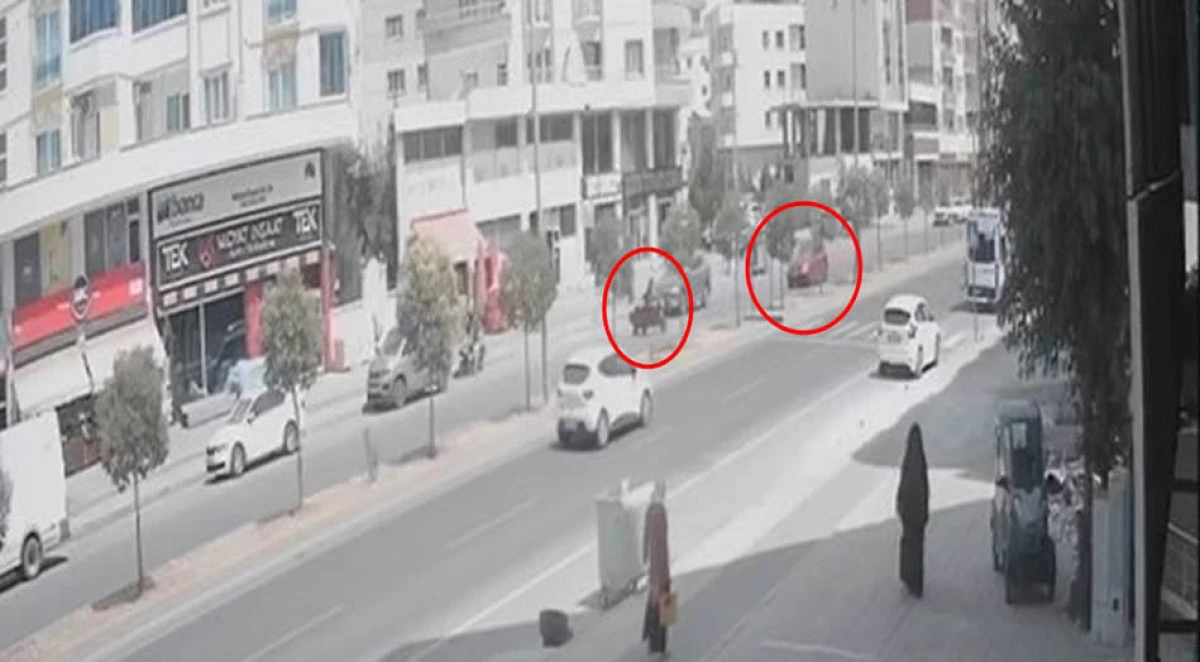 Otomobil, yaya geçidinden geçen motosiklete çarptı