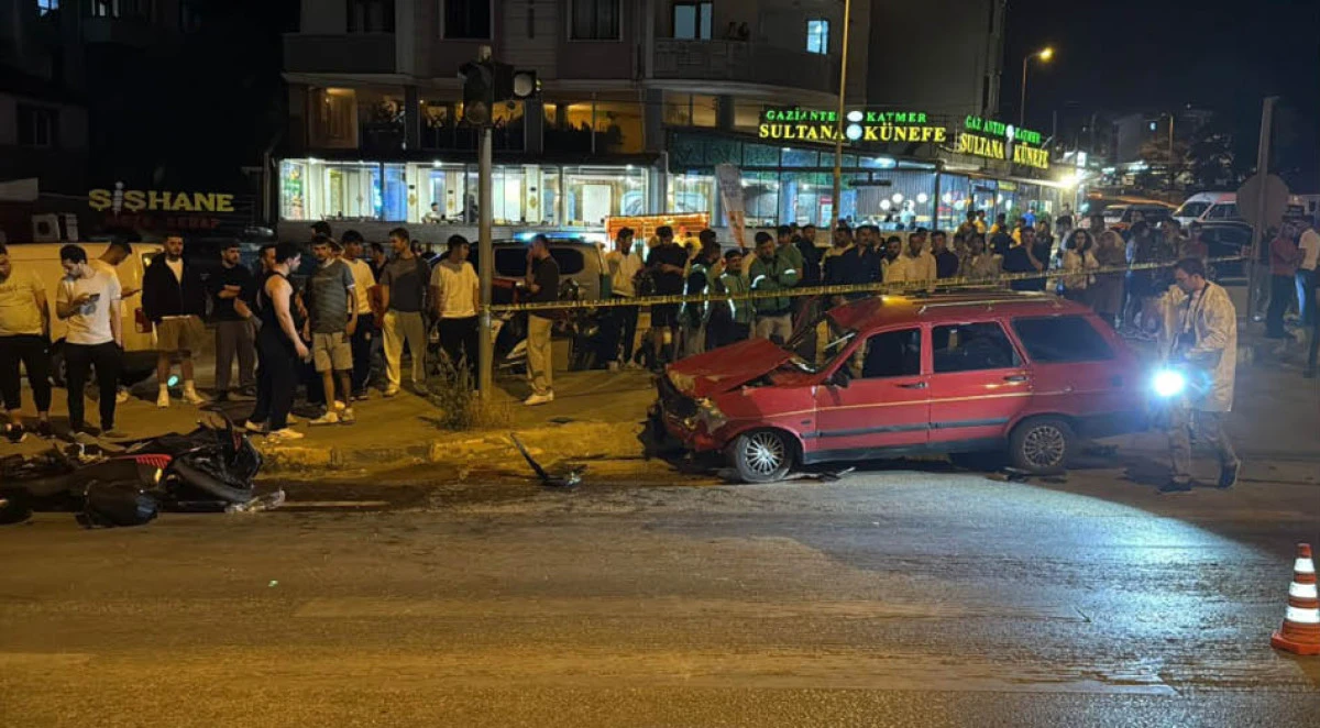 Otomobille &ccedil;arpışan motosikletin s&uuml;r&uuml;c&uuml;s&uuml; ağır yaralandı
