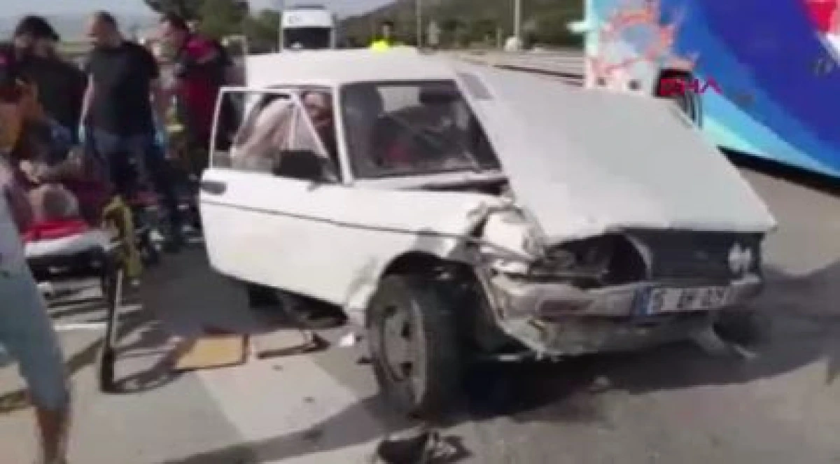 Otomobille kamyonet çarpıştı: 3 yaralı