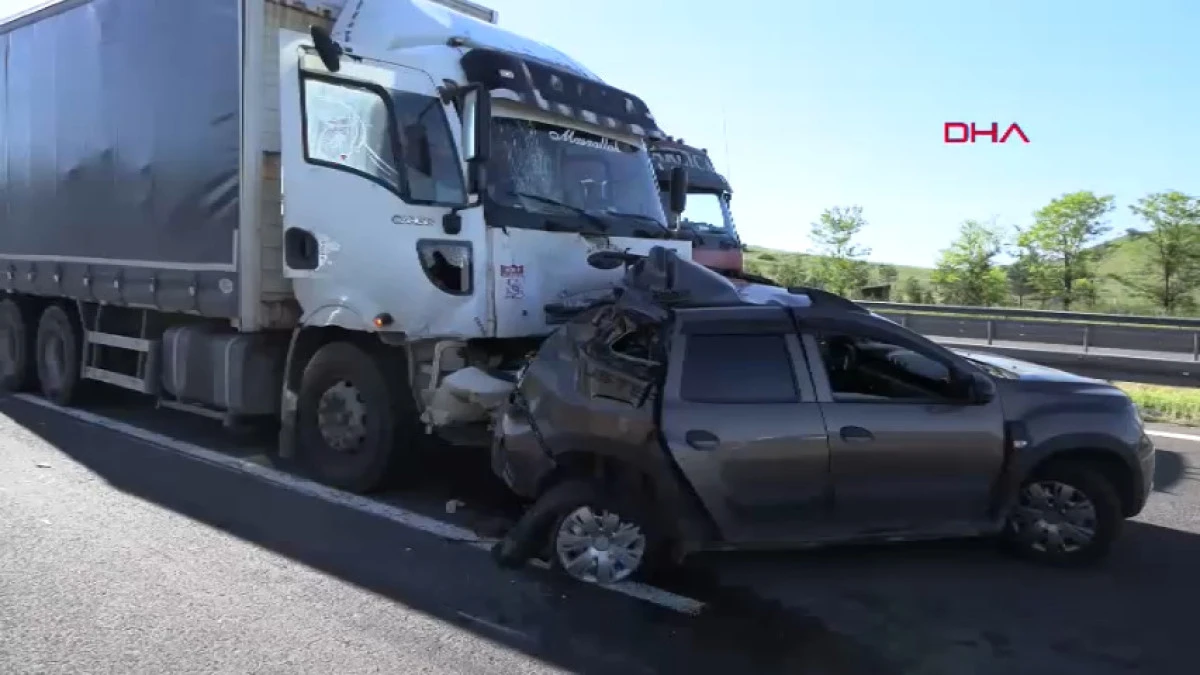 Otoyolda kamyon ile otomobil &ccedil;arpıştı: 2 yaralı