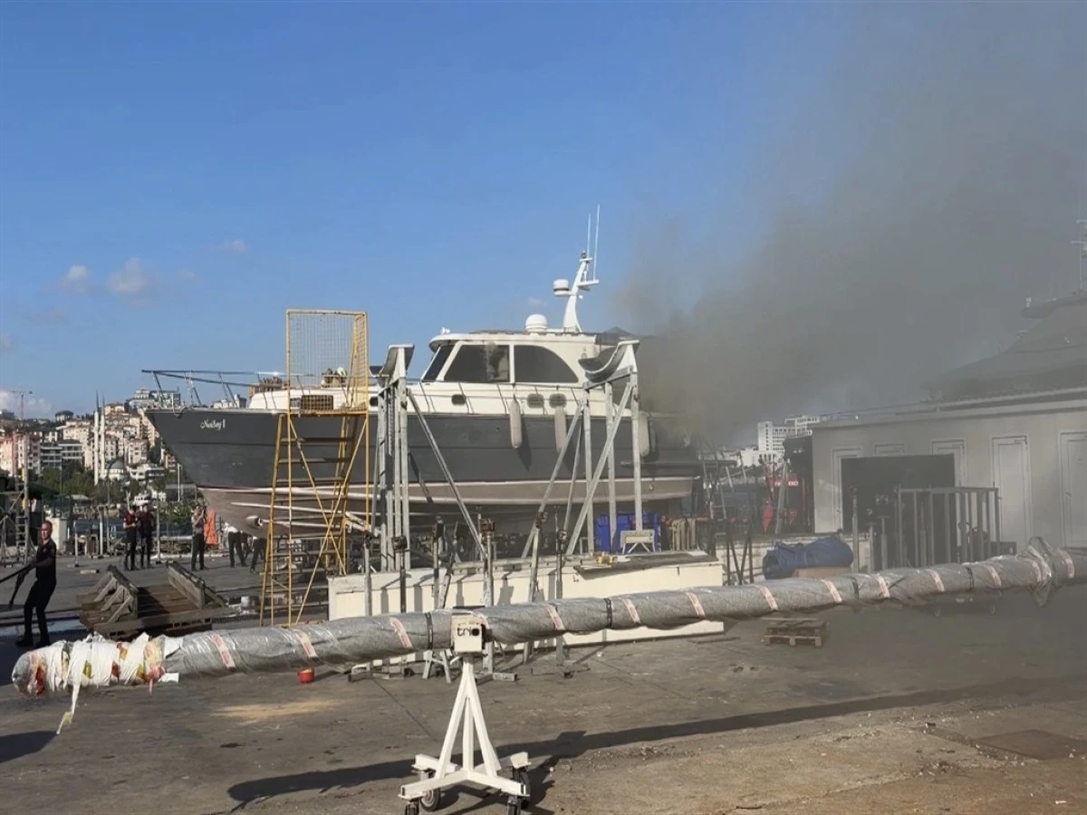 Pendik Marina&rsquo;da bakımdaki teknede &ccedil;ıkan yangın s&ouml;nd&uuml;r&uuml;ld&uuml;