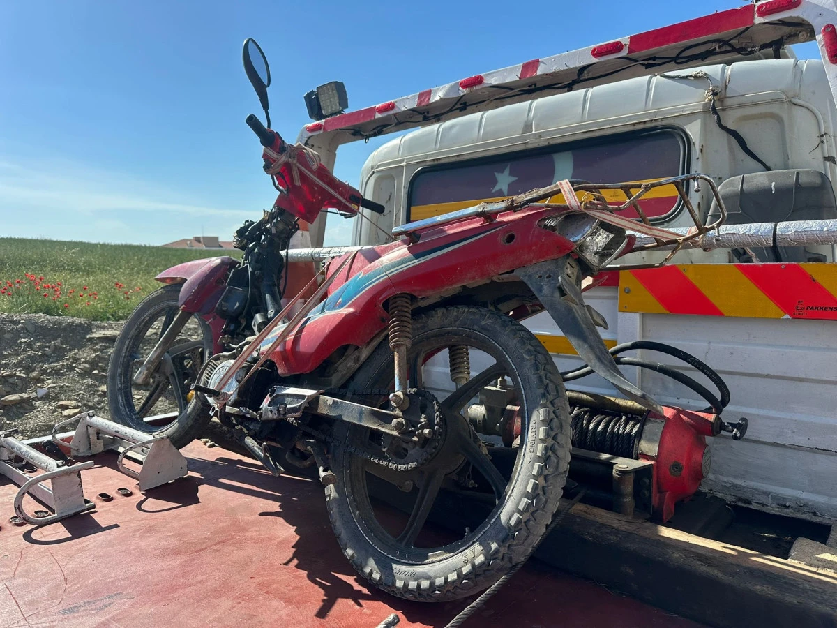 Plakasız ve hurda motosikletin ehliyetsiz s&uuml;r&uuml;c&uuml;s&uuml;ne 86 bin lira ceza