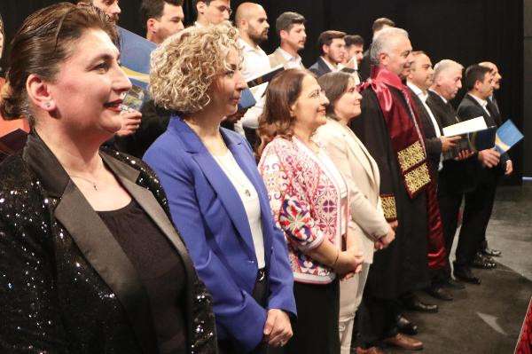 Profes&ouml;rler, &ouml;ğrencilerini seslendirdikleri t&uuml;rk&uuml;lerle mezun etti