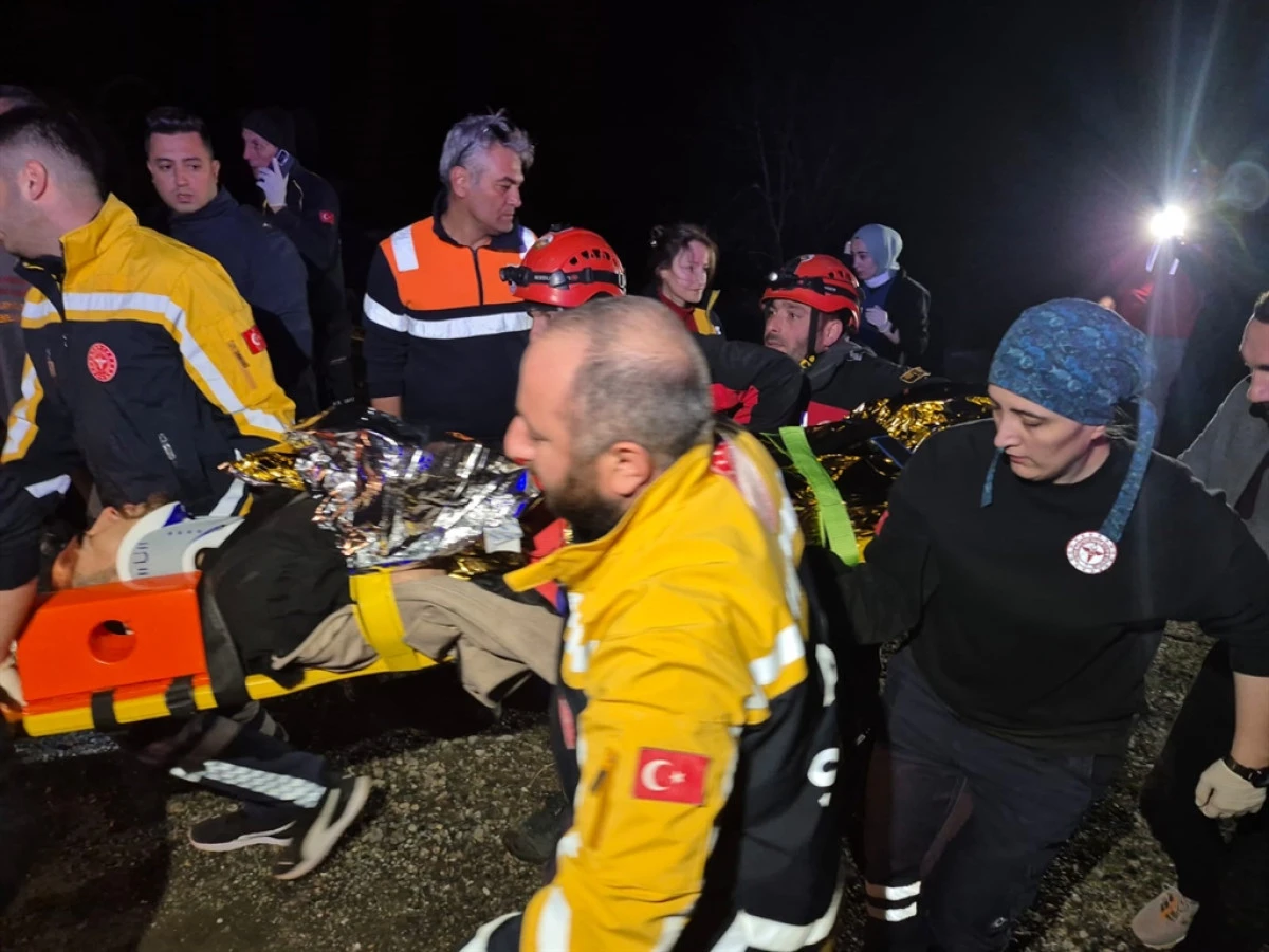 Rize’de hafif ticari araç takla attı: 3 ölü, 2 yaralı