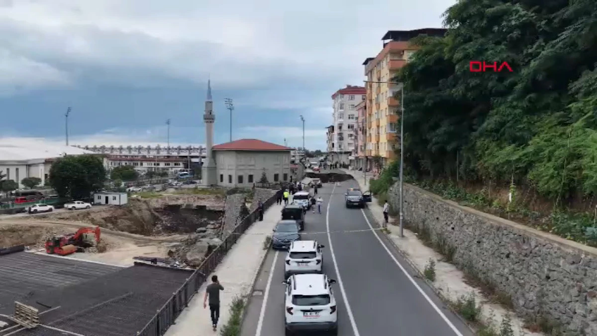 Rize'de yurt inşaatının kazısında istinat duvarı ve yol &ccedil;&ouml;kt&uuml;: 3 bina tahliye edildi