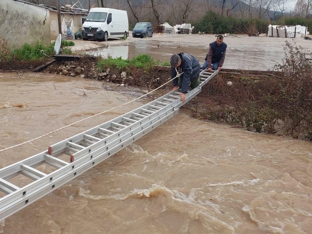Sağanak sonrası mahsur kalan 2 kişi ekipler tarafından kurtarıldı