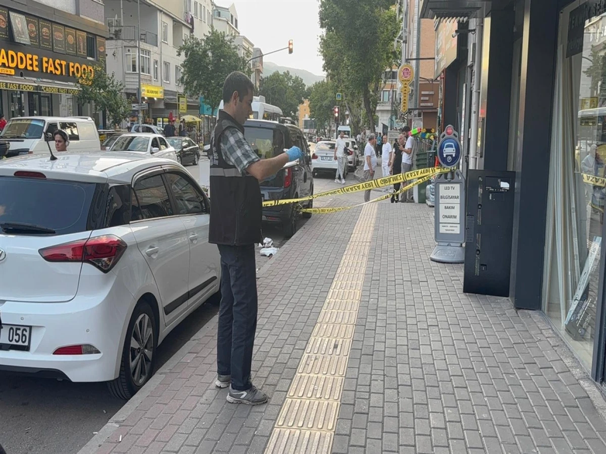 Sanal medyada tartıştıktan sonra buluşan iki grubun bı&ccedil;aklı kavgası: 1 &ouml;l&uuml;, 1 yaralı