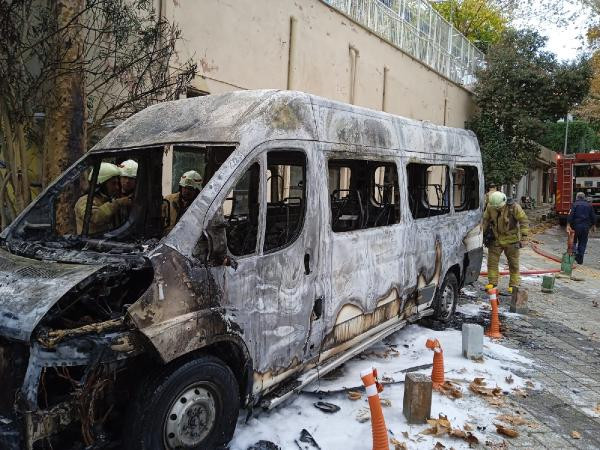 Sarıyer'de park halindeki minibüs alev alev yandı