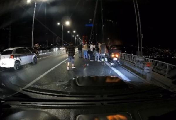  Şehitler Köprüsü'nde motosikletli polise otomobil çarptı: