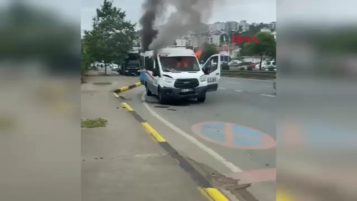 Seyir halindeki yolcu minib&uuml;s&uuml; alev alev yandı