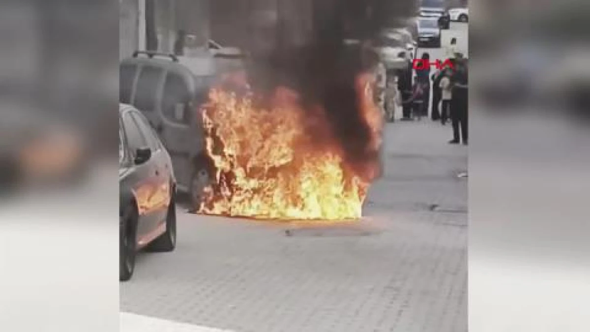 Siirt'te park halindeki araç yandı