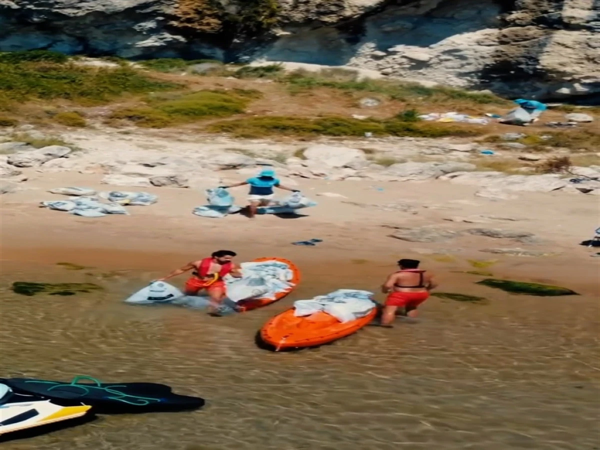 Şile'de g&uuml;n&uuml;birlik tatilcilerin bıraktığı &ccedil;&ouml;pler jet ski ve kanolarla kıyıya taşındı 