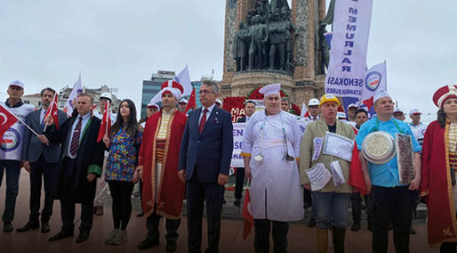 SİME-SEN Taksim Cumhuriyet Anıtı’na çelenk bıraktı