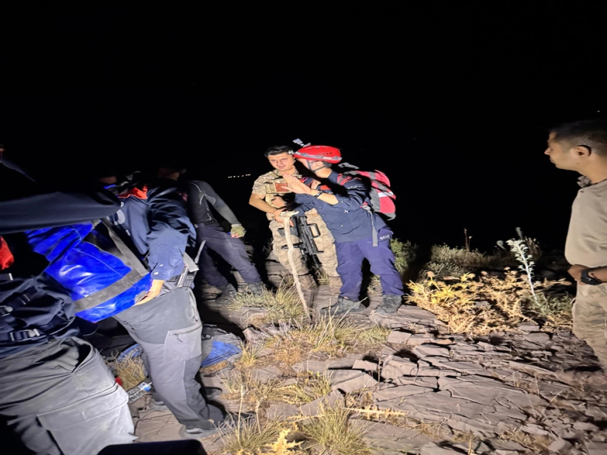 Şırnak&rsquo;ta dağda mahsur kalan 2 m&uuml;hendis, askeri helikopterle kurtarıldı