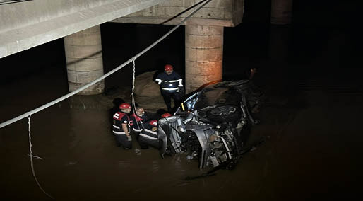  Sivas'ta Kızılırmak Nehri'ne uçan otomobildeki 3 kişiyi itfaiye kurtardı