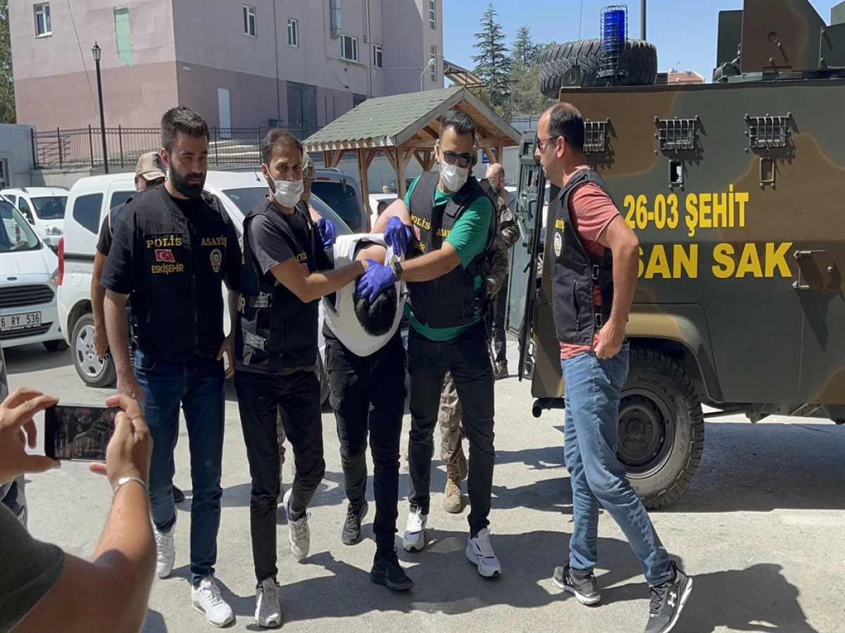 Sokakta 5 kişiyi bı&ccedil;aklayıp 75 yıl ceza almıştı; cezaevinde intihar etti