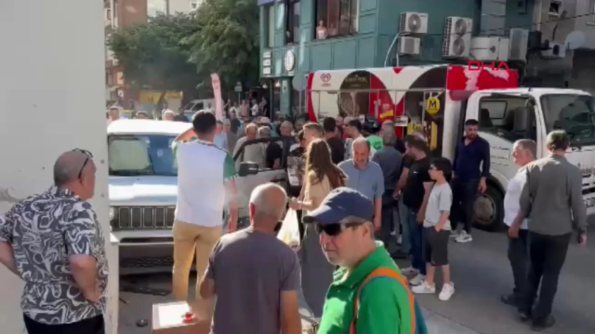 S&uuml;r&uuml;c&uuml;s&uuml;n&uuml;n kontrol&uuml;nden &ccedil;ıkan otomobil kahvehane duvarına &ccedil;arptı; 1 yaralı