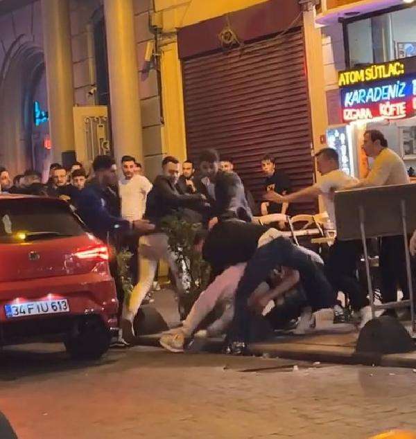 Taksim'de iki grubun tekmeli yumruklu kavgası 