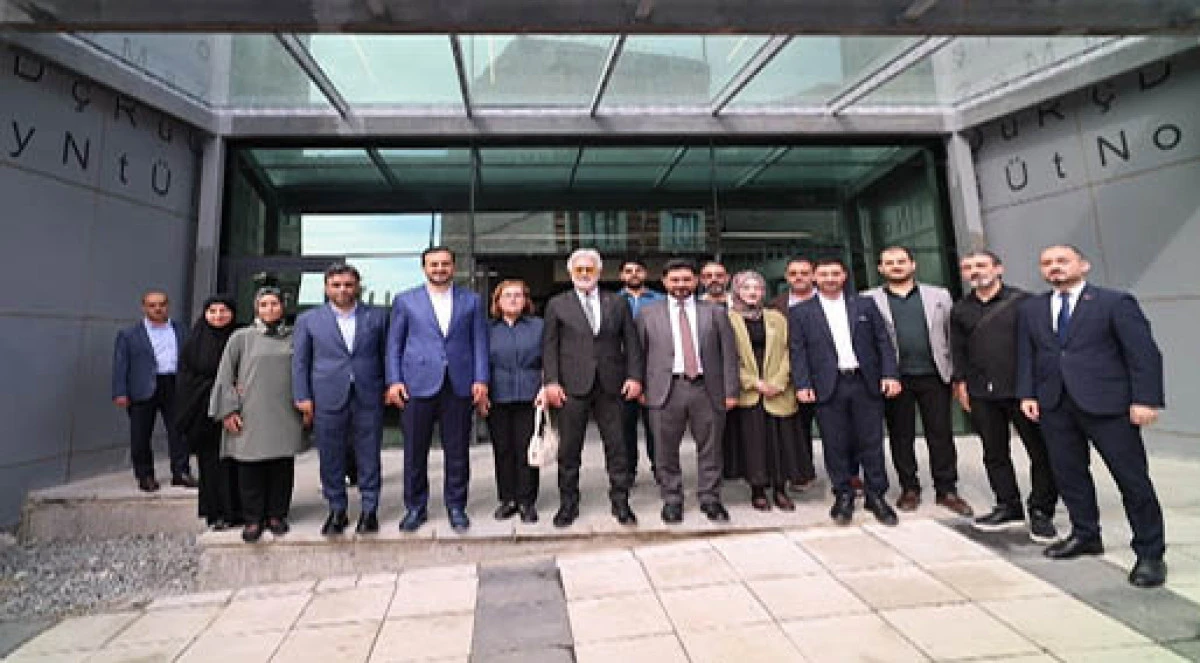 Tamer Karadağlı &lsquo;Alev Alatlı Şehir K&uuml;t&uuml;phanesi ve Tiyatro Binası&rsquo;nı ziyaret etti