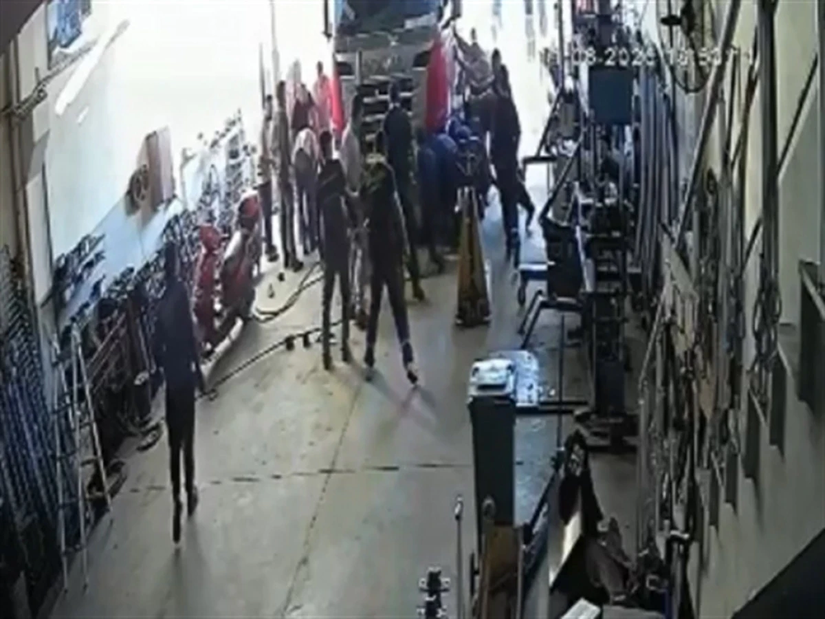Tamir ettikleri TIR'ın altında kalan baba ve oğlunu, komşu esnaf kurtardı