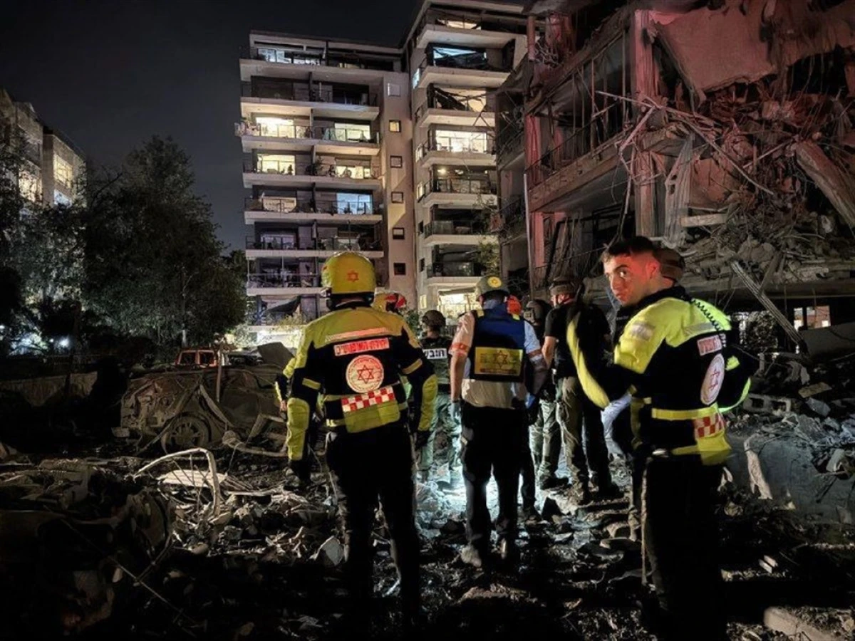 Tel Aviv'deki İsrail Savunma Bakanlığı'na yakın bir nokta İran füzesiyle vuruldu