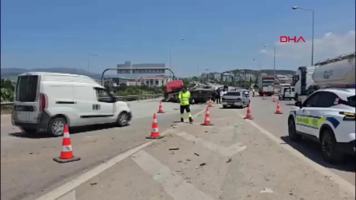TIR, emniyet şeridinde park halindeki ara&ccedil;lara &ccedil;arptı: 1 &ouml;l&uuml;, 1 yaralı