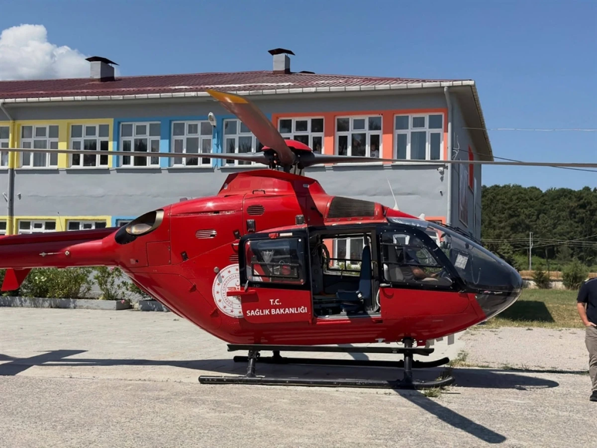 Trakt&ouml;r kazasında yaralanan &ccedil;ift&ccedil;i ambulans helikopterle hastaneye sevk edildi