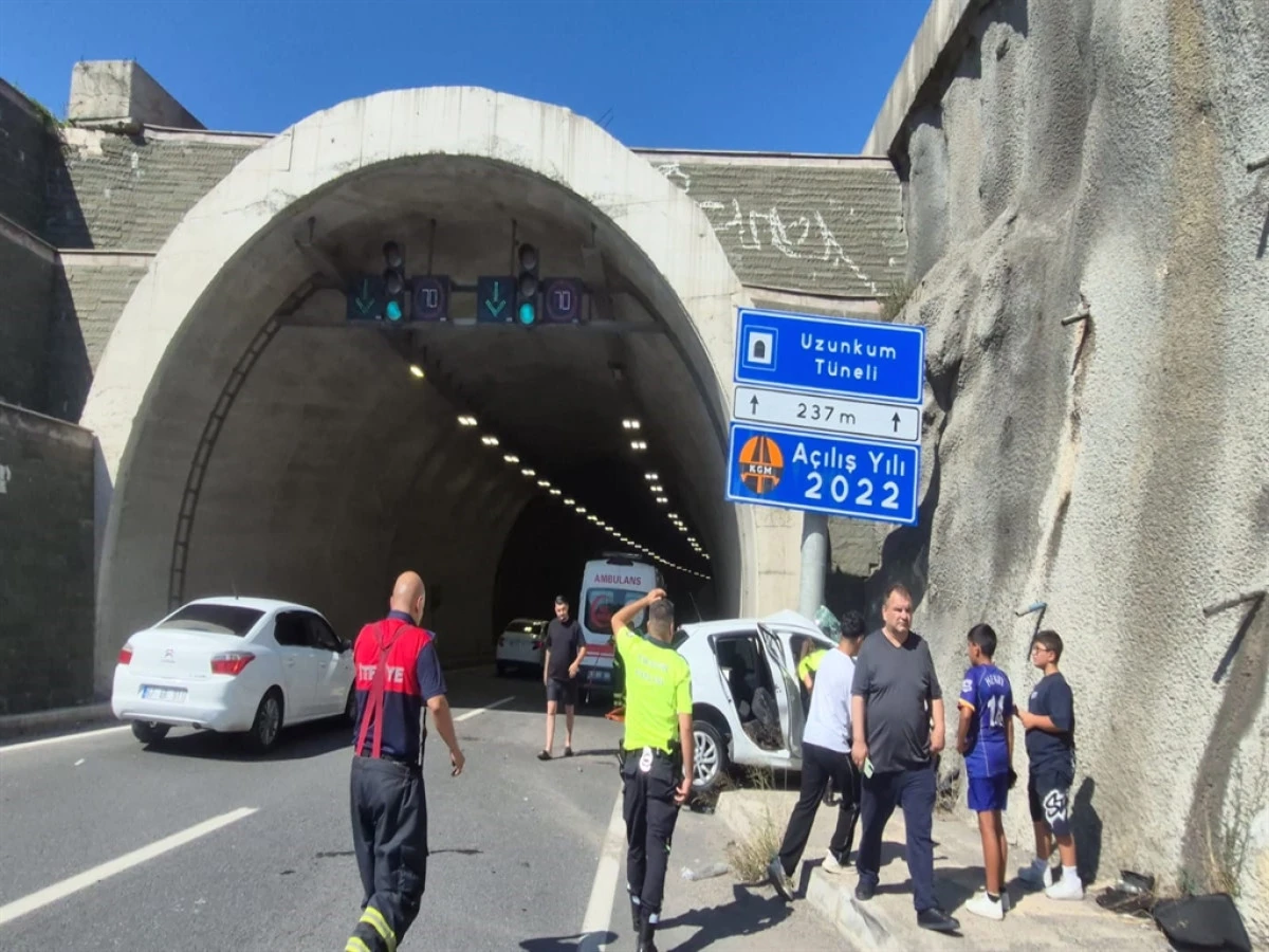 T&uuml;nel girişinde duvara &ccedil;arpan otomobilin s&uuml;r&uuml;c&uuml;s&uuml; ağır yaralandı