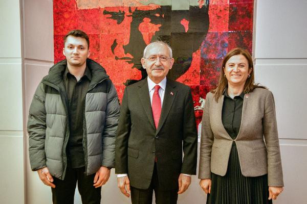 Türkan Elçi CHP'ye katıldı, parti rozetini Kılıçdaroğlu taktı